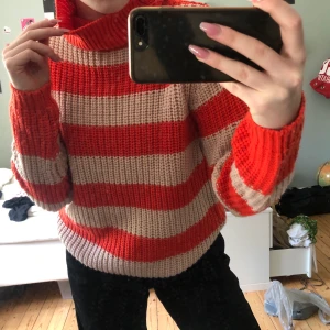 Randig stickad tröja  - Orange randig stickad tröja, storlek L men passar s-m. Köpt från Rut ę circle för 499kr.