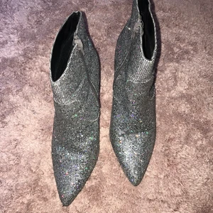 Glittriga klackar  - Ett par glittriga klackar endast använda någon timme. Möts gärna upp runt Lund/Malmö annars står ni för frakten! Köpta för 600kr om jag inte minns helt fel. 