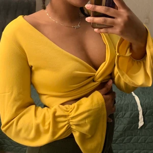 Topp från Gina i storlek XS - Säljer denna topp från Gina Tricot i storlek XS. Kan frakta och mötas upp i Stockholm.