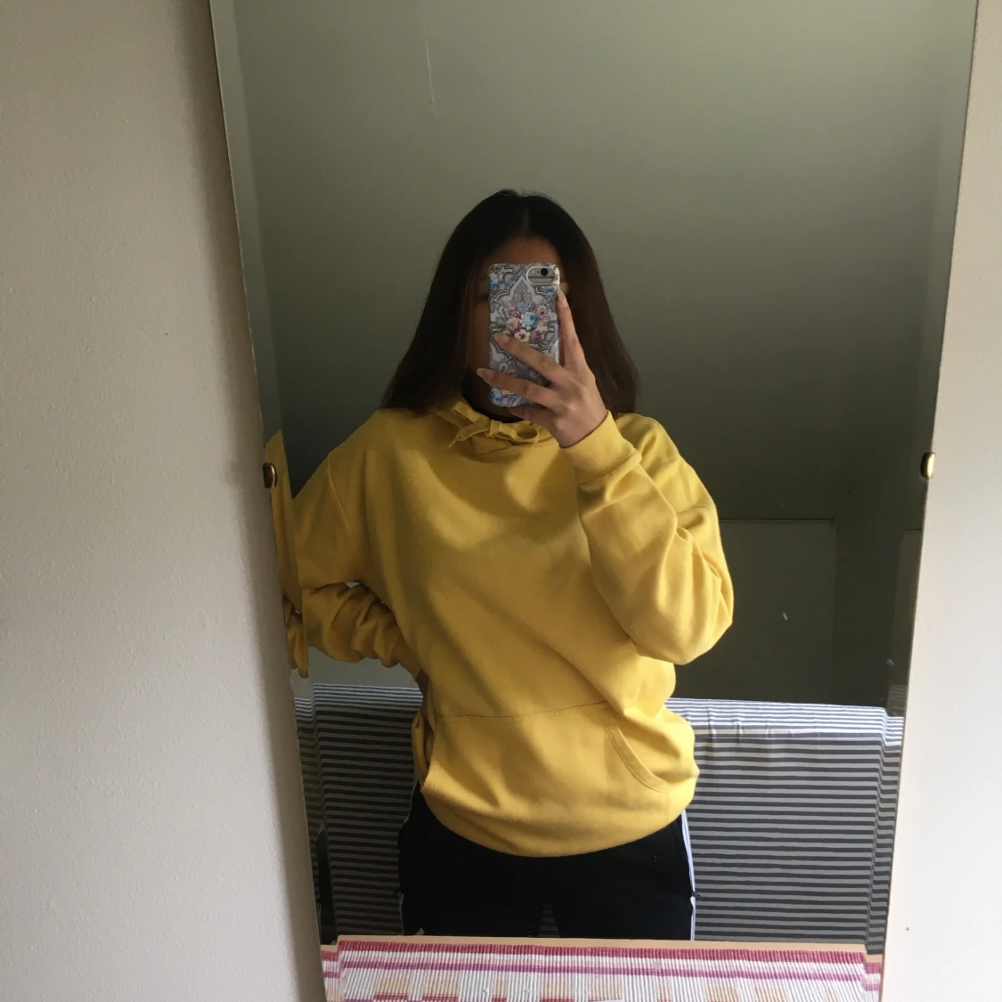 Gul hoodie från Cubus 