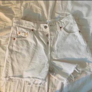 Vintage Levis shorts vita 501 storlek 25 - Vintage Levis shorts 501. Passar som en storlek 25. Fint skick 