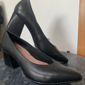 K.Cobler skor Nypris 600kr - Minimalistiska matta skor som passar en fin sommarlook perfekt. Ger en parisian touch och är riktigt bekväma att gå i länge. Tjock klack med bra stöd för fötterna. Passar alla tillfällen! Frakt ingår 📦  Finns fler annonser uppe på min profil! ✨