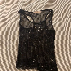 Svart glittrigt linne  - Passar S/M. I bra skick. 60 inkl frakt eller köp de likadana genomskinliga också å få båda för 100kr 