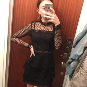 Klänning från AX Paris - Sjukt snygg klänning från AX Paris som jag tyvärr måste sälja då den är för kort för mig. Jag är 165cm. Aldrig använd, lappen kvar. Finns ej att köpa längre. 🌟 Nypris runt 500kr