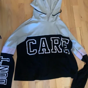 New Yorker steal M - En hodie med texten I don’t care storlek  M knapp andbänd inte så stor i storleken dock 