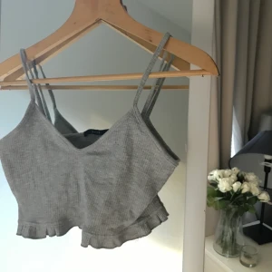 Grått linne med volang - Jätte gulligt linne från Zaful. Verkligen jätte fint men lite uringat från min smak. Skriv för bild på hur plagget sitter på. Köparen står för frakten. Buda från 90kr