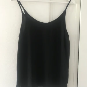 Svart linne - Snygg till både vardags och fest. Fint skick 