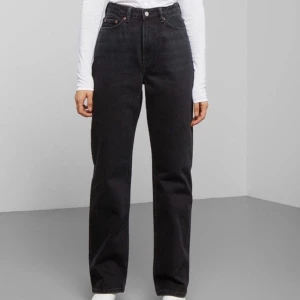 Rowe jeans weekday - Svarta rowe jeans från weekday! Sparsamt andvända, inga slitningar eller defekter. Går ner till ankeln på mig som är 177. Om många är intresserade blir det budgivning.  Frakt: 104kr. HÖGSTA BUD-500 ink frakt💕