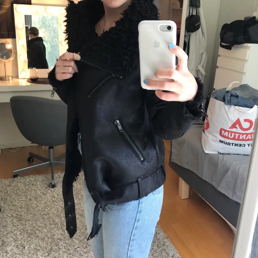 Oversized fluffig bikerjacka från H&M. Använd 1 gång, aå i nyskick. Riktigt varm och skön. Bra kvalité. Nypris ca 700kr. Jag är 165cm 🌟. Jackor.