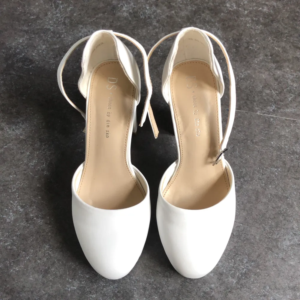 Vita högklackade skor i strl 36. Använda 2 gånger så de är i väldigt fint skick! Ca 8 cm i klacken💕 frakt: 63kr. Skor.