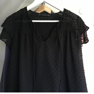 Zara blus XS - Säljer den här fina zara blusen i toppskick🥰 Frakt INGÅR
