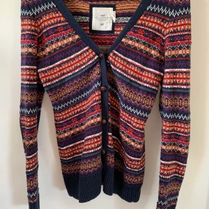 Mönstrad kofta i storlek S - Något längre kofta i härliga färger. Ganska liten i storleken.