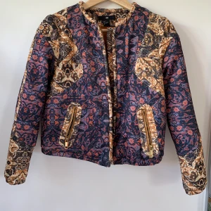 Jacka i storlek 34 - Unik och cool jacka som piffar upp en simpel outfit. Något liten för mig tyvärr! 