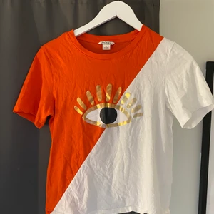 Monki tröja - En väldigt cool tröja från Monki i storlek XS men passar även i storlek S. 🧡🤍