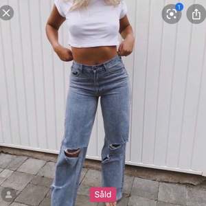 Måste tyvärr sälja dessa populära jeans från boohoo. Köpta här på Plick men var tyvärr flr lång för mig :) prislappen är kvar! Buda i kommentarerna 
