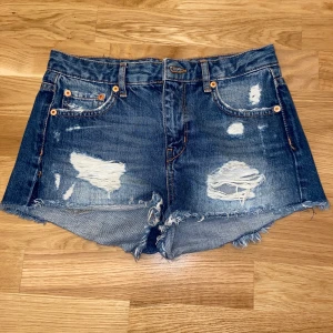 Jeans shorts - Jeans shorts från Gina Tricot, säljs pga för liten. Knappt använd. 