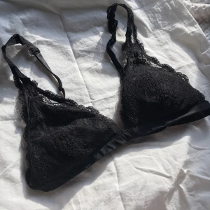 Bralette - Svart bralette från monki! Smått nopprig, men inte använd många gånger. 
