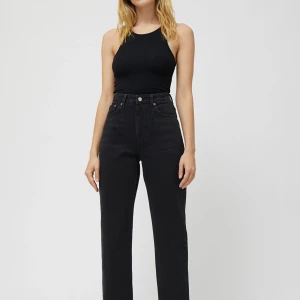 Weekday jeans  - Ett par jeans från weekday i modellen Voyage som är en rak modell och har en hög midja. Storlek 25/30💕nypris 500kr