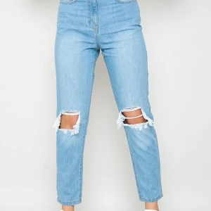 Mom jeans - Säljer dessa mom jeans från jfr. Aldrig använda i nyskick med prislapp kvar! Buda uppåt i kommentarerna!!