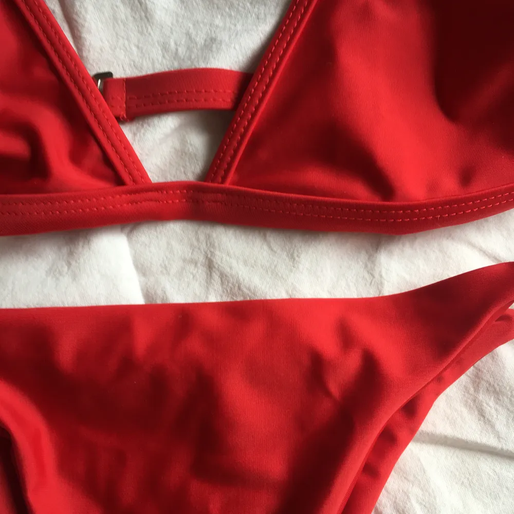 Bikini i den perfekta röda färgen!! Tyvärr för liten för mig. . Övrigt.