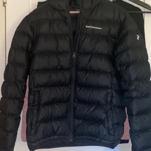 PeakPerformance jacka  - Säljer min sprillans nya PeakPerformence jacka som är i storlek Large. Den är inköpt för 3000kr och säljer nu för 2000kr då den aldrig är använd för jag köpte en annan. Frakt ingår som är spårbart 