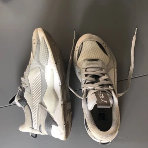 Puma Rs-x  - Begagnat fint skick. Slitage på insida sko (inte synligt när de används), se bild. Fraktpris 90:-