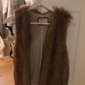 Pälsväst - Pälsväst(fake) från zara barn. Strl 152 men passar xs!! Aldrig använd 
