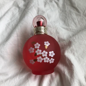 Parfym - En Britney Spears parfym som är helt oanvänd. Modellen heter fantasy in Bloom och luktar super gott. Men den har aldrig kommit till användning. Frakt tillkommer❤️