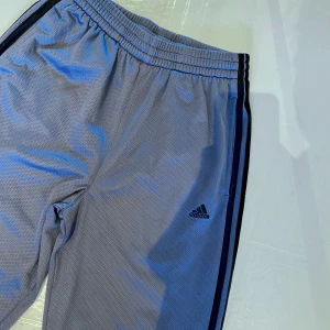 Adidas trackpants - Adidas mjukisbyxor/trackpants från Beyond retro. Pris kan diskuteras🤠