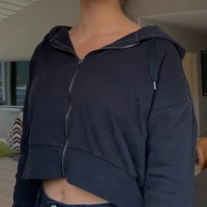 Croped hoodie F21  - croped hoodie från Forever 21, används ganska mycket ( ganska bra skick✨) || tvättas och stryks innan leverans 🤍