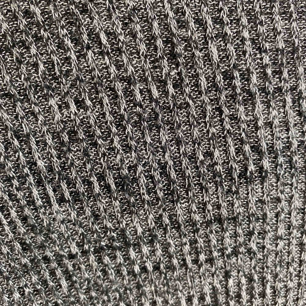 Ganska tunn långärmad tröja från Hm. Svart/grå och väldigt skön. Några år gammal men bra skick!. Tröjor & Koftor.