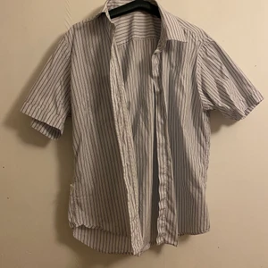 Skjorta - Frakt: 66kr, hör av dig för intresse eller eventuella frågor💞💞