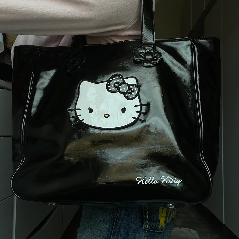 En jätte söt hello Kitty väska i storlek M, man får plats lite mer saker i den! I bra skick! 💕. Väskor.