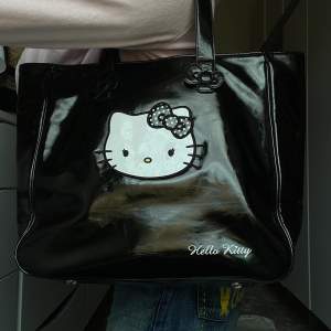 En jätte söt hello Kitty väska i storlek M, man får plats lite mer saker i den! I bra skick! 💕