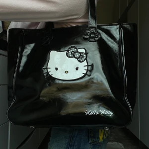 Hello Kitty väska 💕👼 - En jätte söt hello Kitty väska i storlek M, man får plats lite mer saker i den! I bra skick! 💕