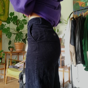 Manchester byxor - Marinblå byxor från monki, säljer pga för små. Raka/ utsvängda. Kan mötas upp i Malmö annars tillkommer frakt