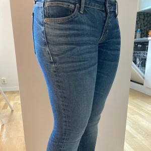 Äkta Crocker-jeans (lågmidjade) - Lågmidjade Crocker-jeans i nyskick! 🔥 Stretchiga och sköna i benen 🌟 Midjemått: 28 inches, längd: 30 inches (personen på bilden är 160 cm) 🤗 Köparen står för frakt, hör av er vid frågor/för fler bilder. Buda gärna ✨ Nypris: 500kr. 