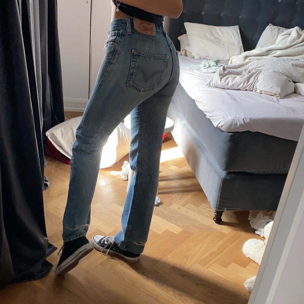Supercoola vintage levis jeans köpa på humana för 1 år sedan. En lagom lågmidjad modell och lååånga, är 175 cm! Skulle säga att dom passar en 34/36 möjligtvis en 38. . Jeans & Byxor.