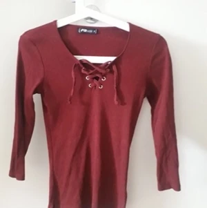 Tröja  - Använd ca 1-3 gånger. Fint och helt skick. Strl XS. Frakt på 22kr tillkommer om man vill ha frakt. 