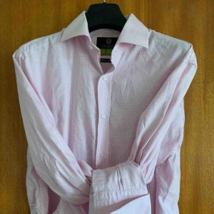  - Fin skjorta, kan mötas i Uppsala eller frakta. Hör av dig för fler bilder eller om du har frågor! 🥰