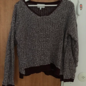 Stickad tröja köpt i England-12.  - Stickad tröja, melerad i färgen (dvs. vinrött-rosa-vitt). Säg till så skickar jag fler bilder. 