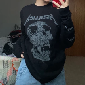 Långärmad svart tröja med tryck - Tunn och skön långärmad svart tröja med tryck av Metallica✨(Inget tryck på baksidan) Storlek M. Frakt ingår i priset💞 ❗️Budgivingen är avslutad❗️ Högsta budet 90kr inklusive frakt. 