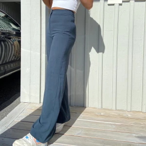 Långa vida kostymbyxor - Mörkblå/gröna kostym byxor som både är långa och vida i passformen. Storlek 32 och sitter bra runt midjan och rumpan men är väldigt långa i modellen (jag har oftast 34/36 och är 160cm) Högsta bud vinner och köparen står för frakt🕺🏼🕺🏼💫💫💫