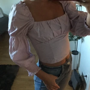 Lila trendig topp! - En topp i den perfekta ljuslila färgen. Säljer pga inte kommit till användning! Buda! Ledande bud: 185kr
