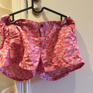 HM - Lågmidjade shorts älskar mönstret  men är inte bekväm i shorts, dom  är som nya. Stolek 40 bekväma. 45 kr eller högsta bud. :) 