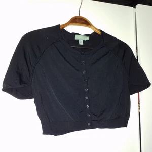 Hoss intropica topp - Superfin kort topp från Hoss Intropica i mycket fint skick. Storleken är xl men den är VÄLDIGT liten i storleken, passar från S