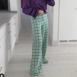 Gröna, rutiga, trendiga byxor från zara! - Säljer mina älskade byxor från zara!! De är i nyskick i storlek XS men sitter som en S! (Första bilden är lånad) Skriv för fler bilder eller frågor❤️❤️🌝🌝🌝