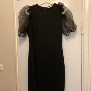 Strl M, använd en gång - Klänning till under knäna. Sitter väldigt fint på, från Zara
