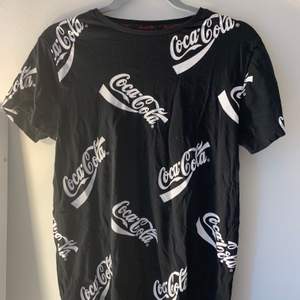 En coca cola tröja som är ass cool och super skön den är i storlek 13/14 men skulle säga att den passar en XS eller en S också köpt i London 