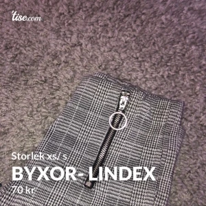 Byxor- Lindex - Så fina byxor ifrån Lindex. Storlek xs / s.  Tyvärr aldrig kommit till användning! ✨ Så nyskick Frakt- betalar köparen🌻